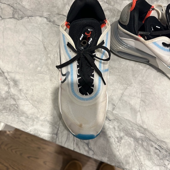 Nike Womens Sz 7.5W Air Max 2090 Pure Platinum Running Shoes Sneakers - Picture 4 of 6